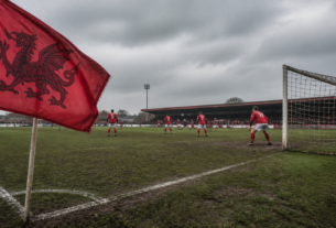 Wrexham News: Red Dragons Chase 'Ugly' Run Despite Defensive Concerns