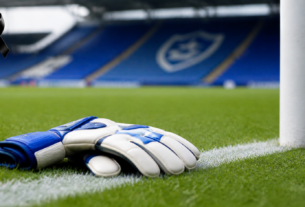 Portsmouth's iconic goalkeeper Alan Knight dies at 65